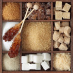 Různé druhy cukrů v dřevěné krabici