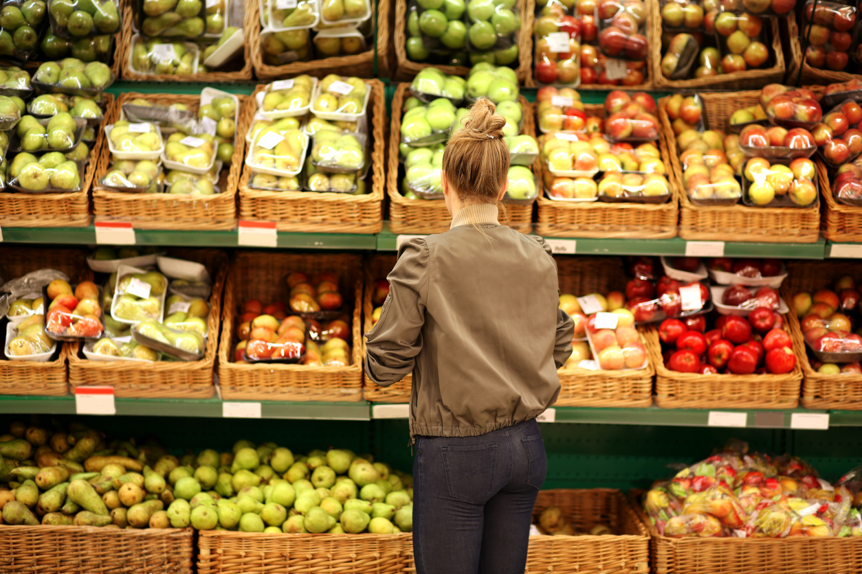 Žena vybírá zdravou stravu v supermarketu